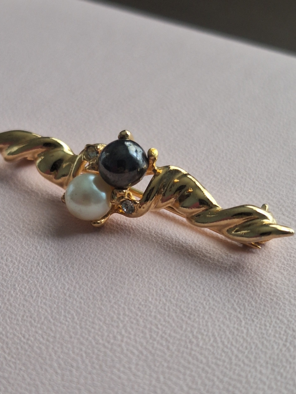 2" 1928 Gold-Tone Brooch with Black and White Pearls - Picture 6 of 10